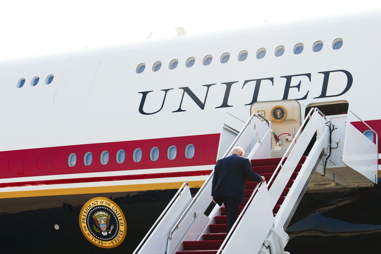<p>Новият президентски самолет Боинг 747-8, получен като подарък от Катар, впечатлява с луксозен интериор със златни детайли, масажни седалки и най-модерна техника.</p>