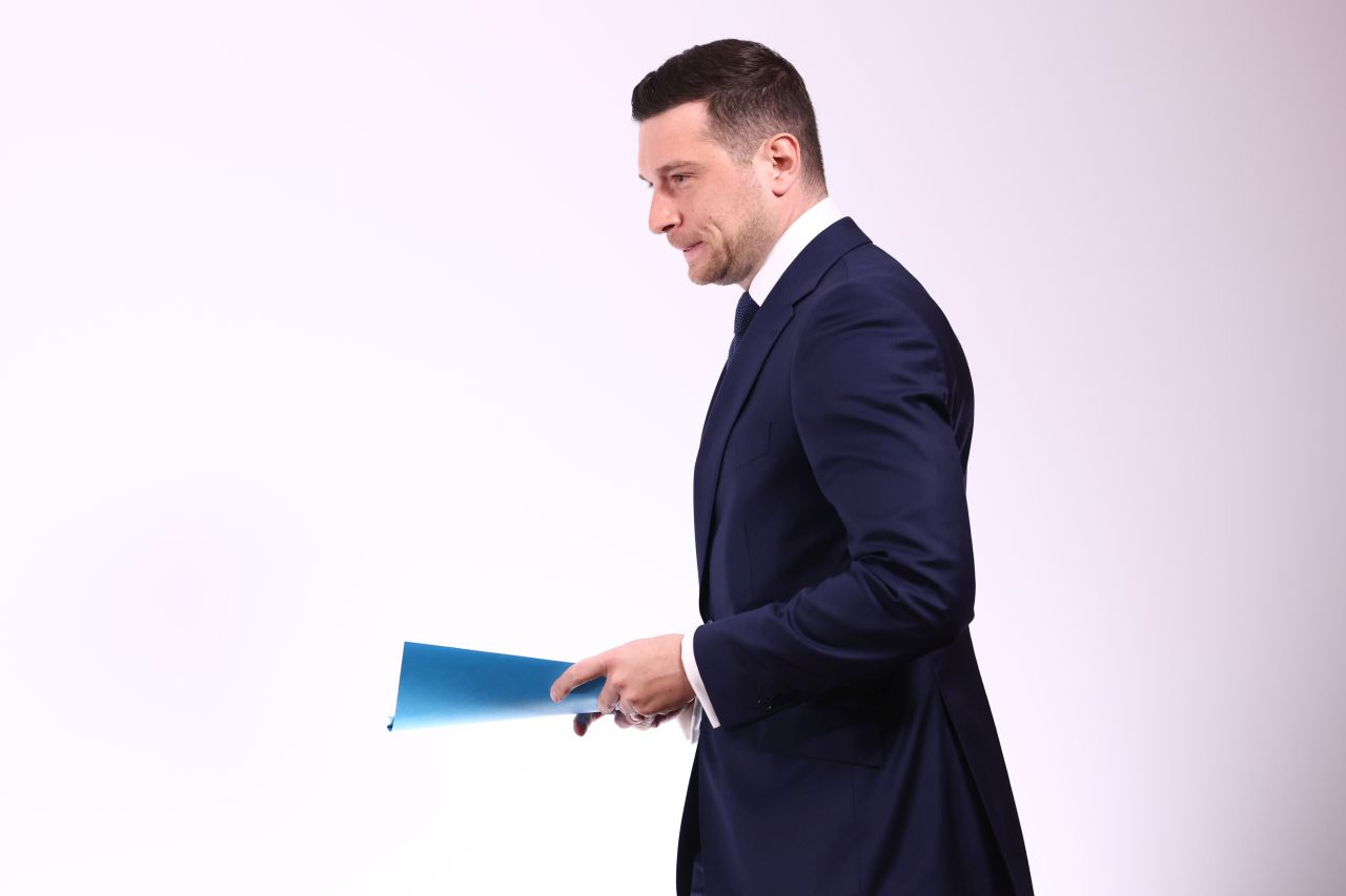 <p>30-годишният лидер на &bdquo;Национален сбор&ldquo; се превърна в новото лице на френската десница и основен претендент за властта в Париж.</p>