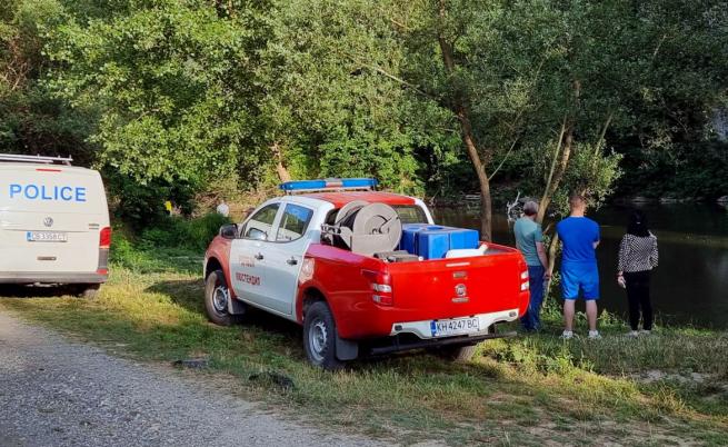 Трагерията в Струма: Водолази търсят второто дете в дълбокия вир