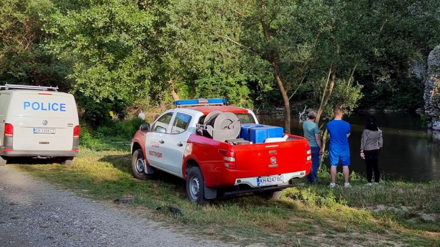 Трагерията в Струма: Водолази търсят второто дете в дълбокия вир