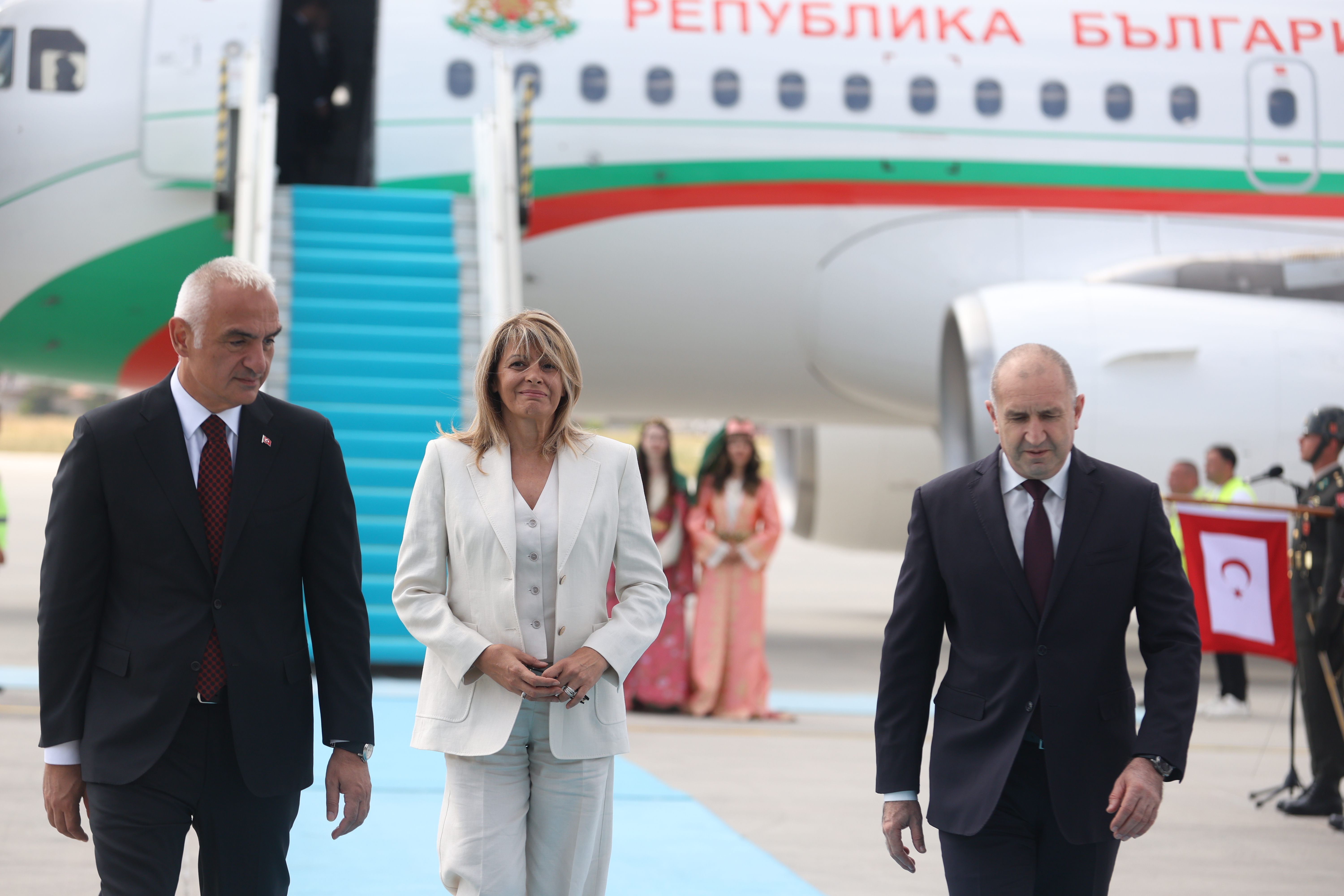 <p>Десислава Радева впечатли с бял костюм в Турция.</p>