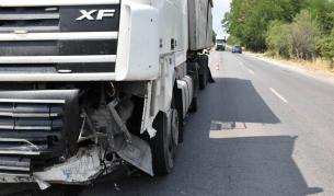 Камион излезе от пътя и помете паркирани коли в Русенско, четирима пешеходци пострадаха
