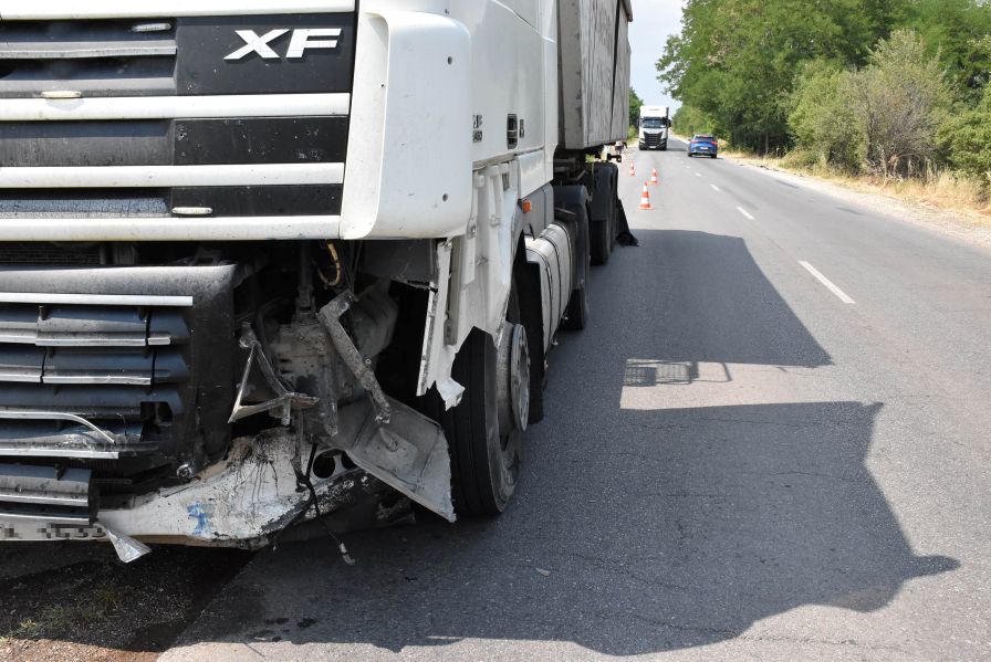 Камион излезе от пътя и помете паркирани коли в Русенско, четирима пешеходци пострадаха