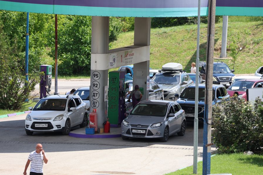 След украинските удари Русия обяви, че възстановява доставките на горива в Крим