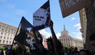 Министърът на културата се срещна с протестиращите студенти от НАТФИЗ