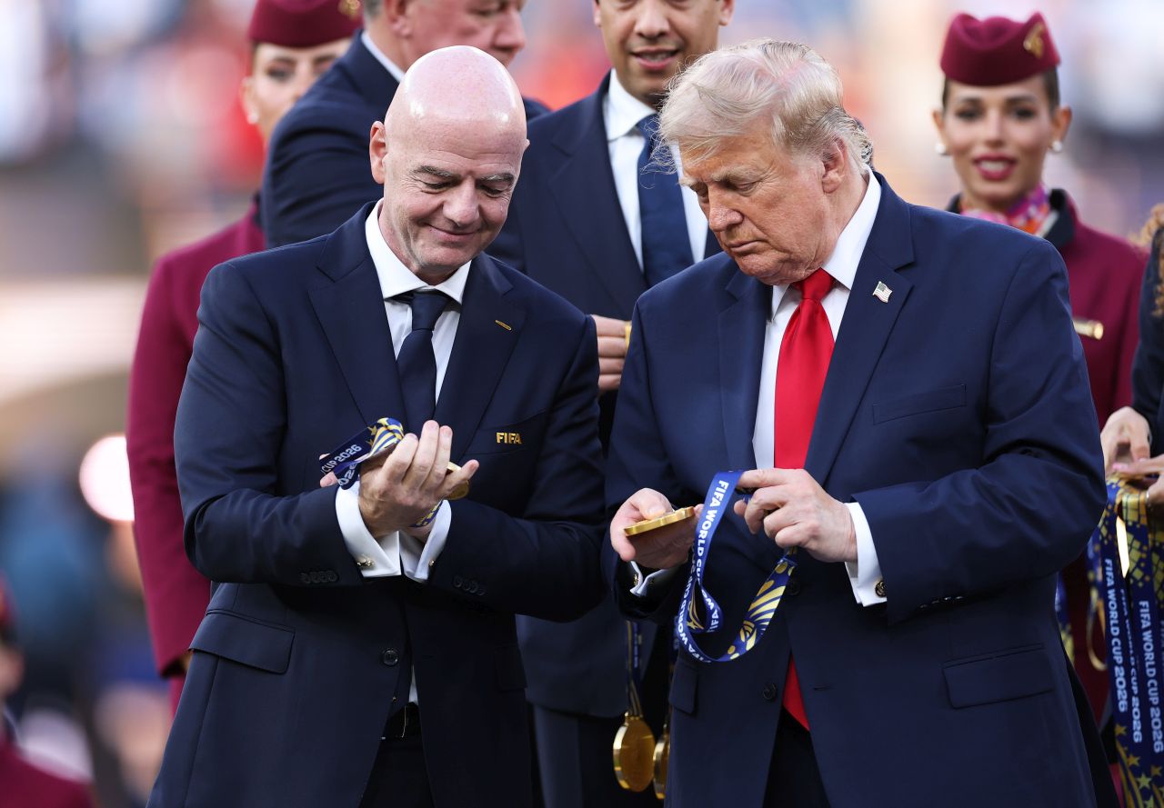 <p>Президентът на САЩ Доналд Тръмп и президентът на ФИФА Джани Инфантино бяха освиркани, когато излязоха на терена за церемонията по награждаването на финала на Мондиал 2026, преди Тръмп да се опита неразрешено да се присъедини към партито за победата на Испания</p>