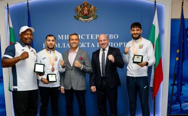 Министър Керязов връчи почетни плакети на български боксьори