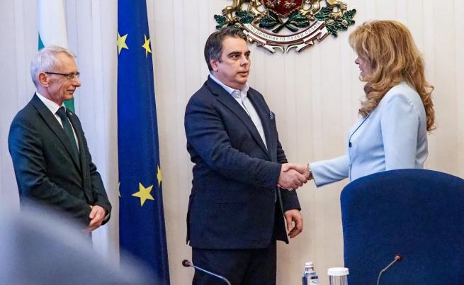 Василев и Денков връчиха на президента Йотова петиция за вето на Бюджет 2026