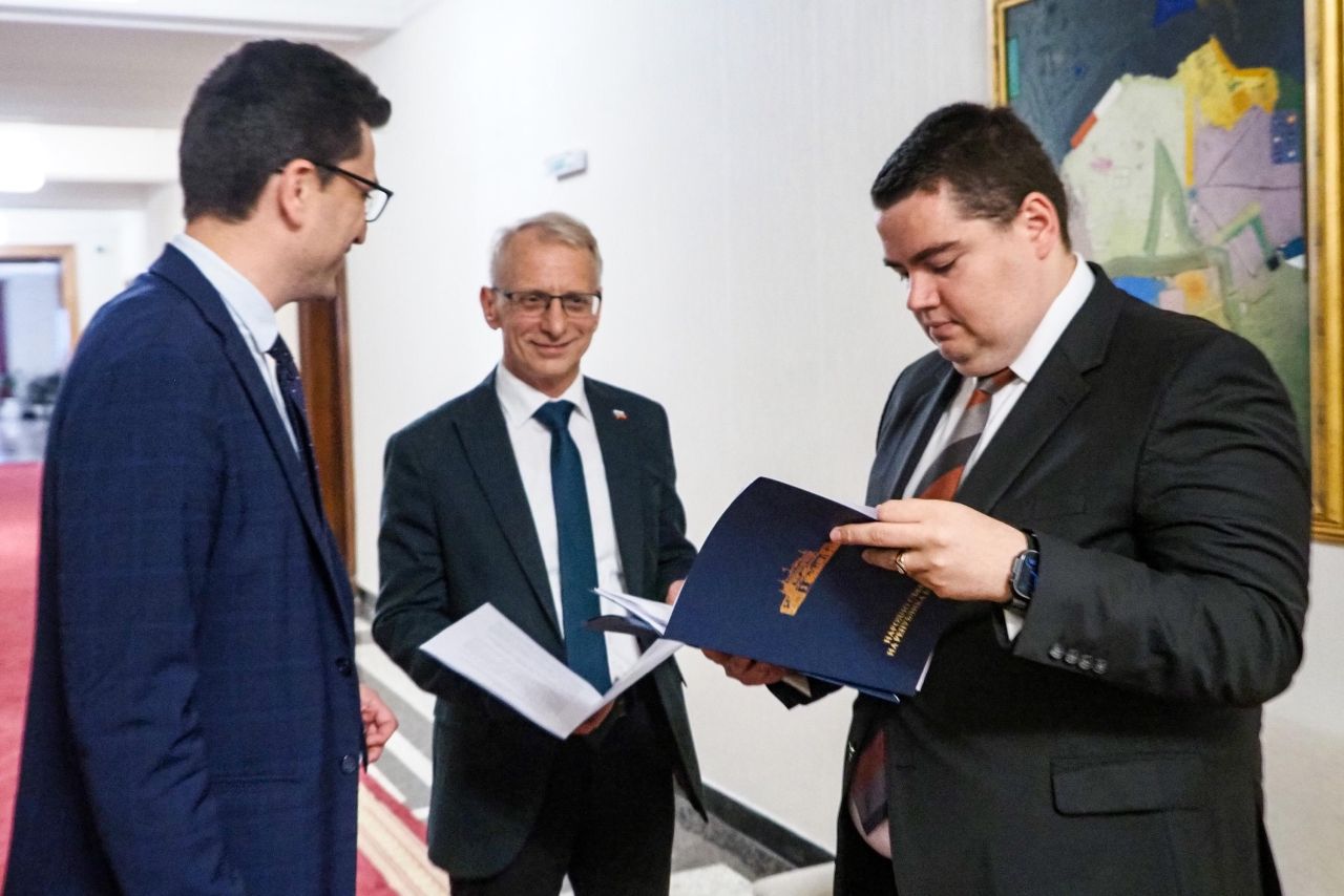 <p>Лидерът на &bdquo;Продължаваме промяната&ldquo; Асен Василев и председателят на ПГ на ПП акад. Николай Денков връчиха на президента Илияна Йотова петиция, с която я призоваха да наложи вето на Закона за държавния бюджет за 2026 г.</p>