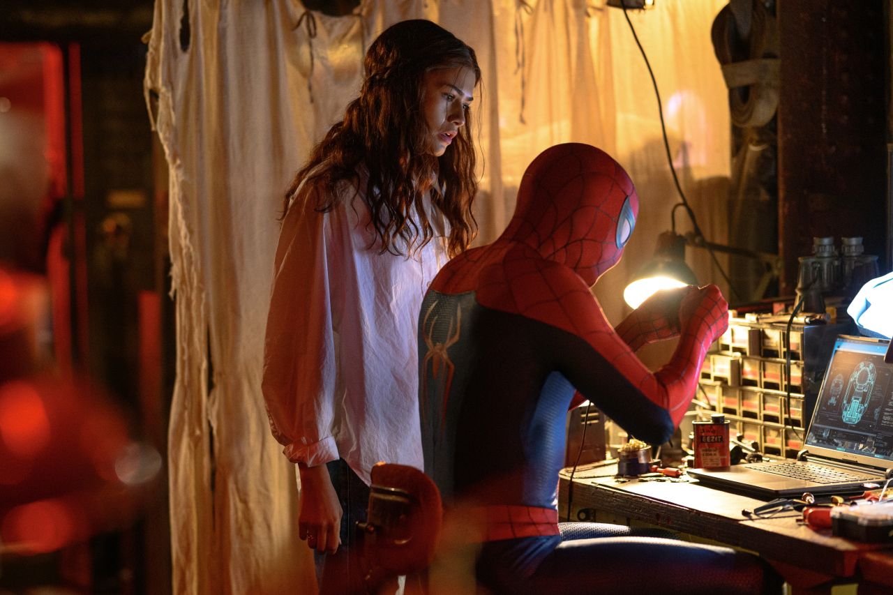 <p>Новият филм от поредицата на Marvel връща Питър Паркър обратно на улиците на Ню Йорк след събитията от &bdquo;Без път към дома&ldquo;. Разгледайте ексклузивните кадри от &bdquo;Спайдър-Мен: Нов ден&ldquo;, които загатват за по-зрялата атмосфера, драматичните обрати в живота на героя и зрелищните актьорски превъплъщения, оценени от критиката като най-доброто за Човека-паяк от десетилетия насам.</p>