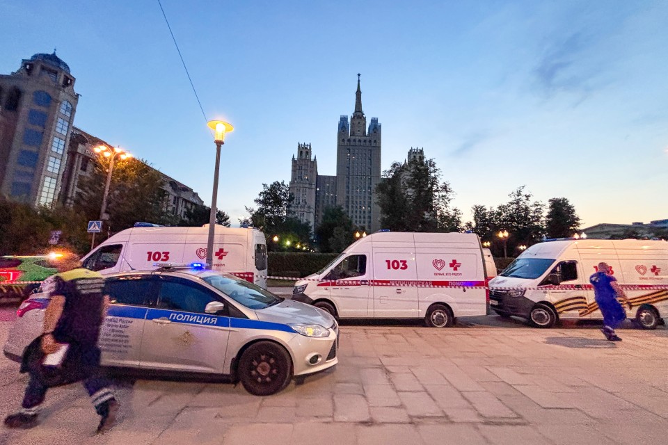 <p>Трима души загинаха, а 21 са ранени при взрив пред луксозен ресторант в центъра на руската столица. Бомбата е била носена от жена, която направила опит да влезе в заведението по време на провеждането на частно събитие.</p>