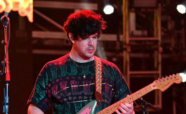Скандал в рок средите: Изгониха китариста на Modest Mouse заради съобщения до непълнолетна
