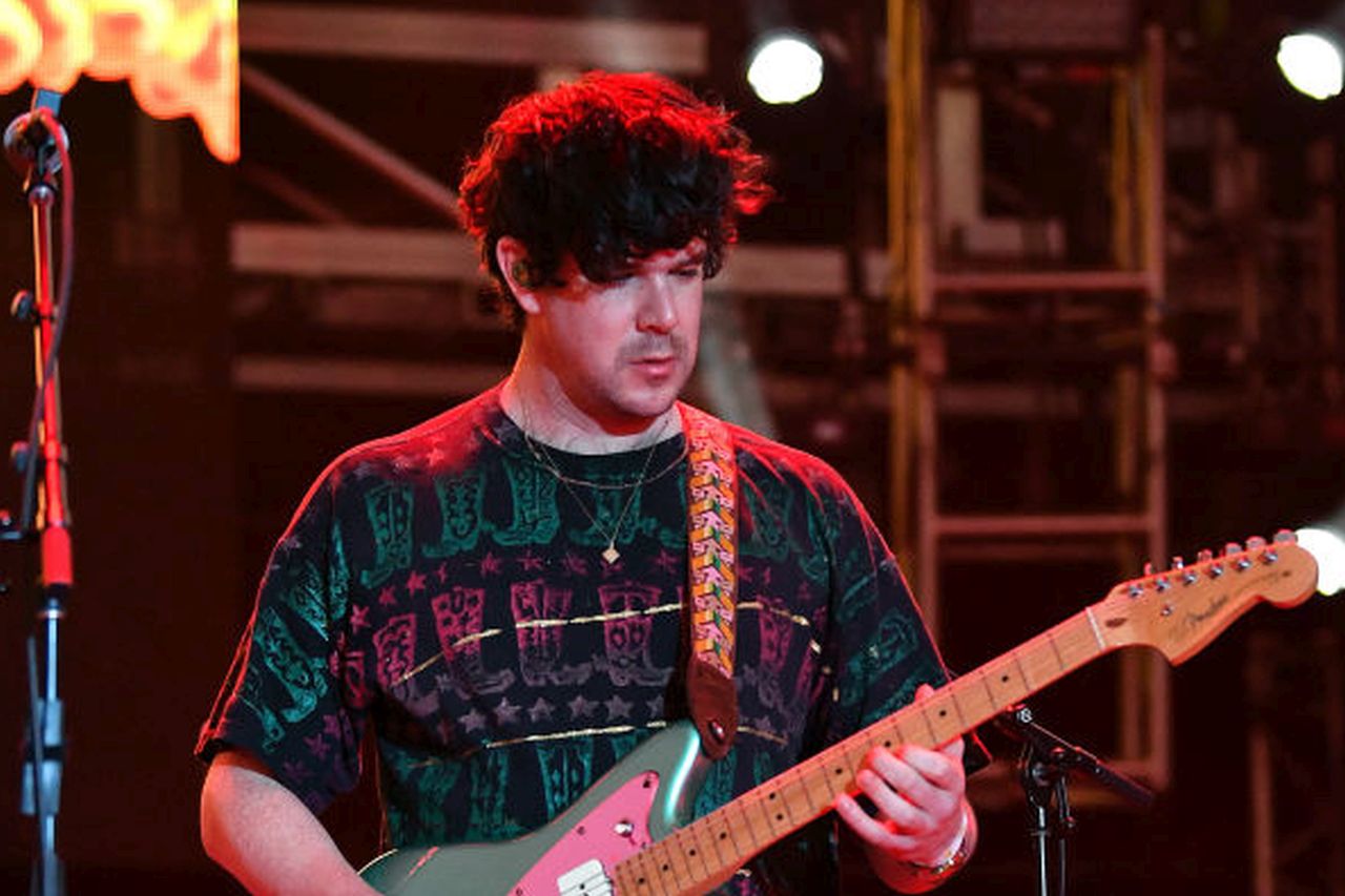 Скандал в рок средите: Изгониха китариста на Modest Mouse заради съобщения до непълнолетна