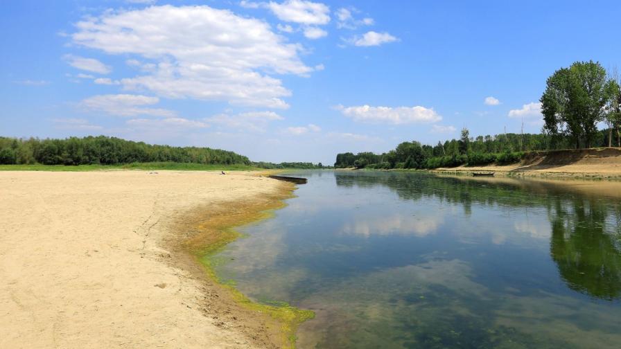 Румъния потопи два шлепа, натоварени със скали, в Дунав