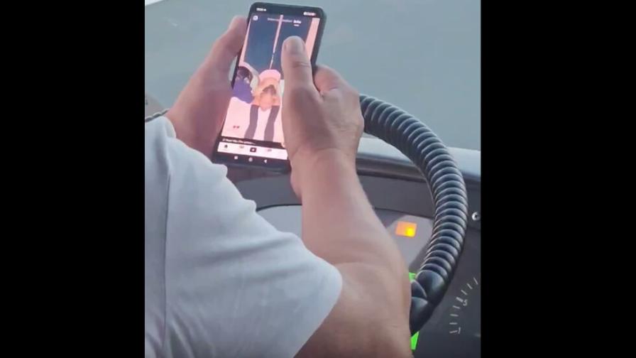 Уволниха шофьор на автобус, гледал TikTok докато кара
