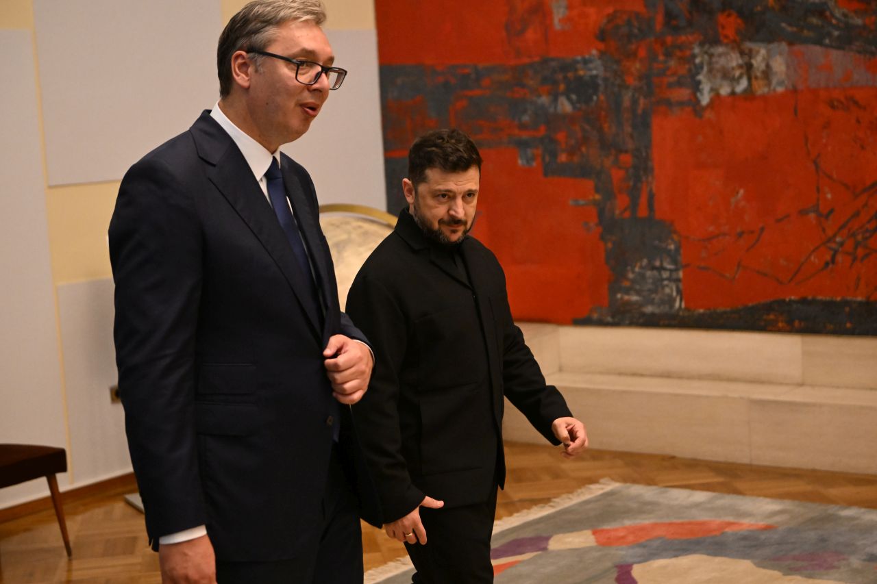 <p>Сръбският президент Александър Вучич посрещна украинския президент Володимир Зеленски пред Палатата на Сърбия в Белград с официална церемония</p>