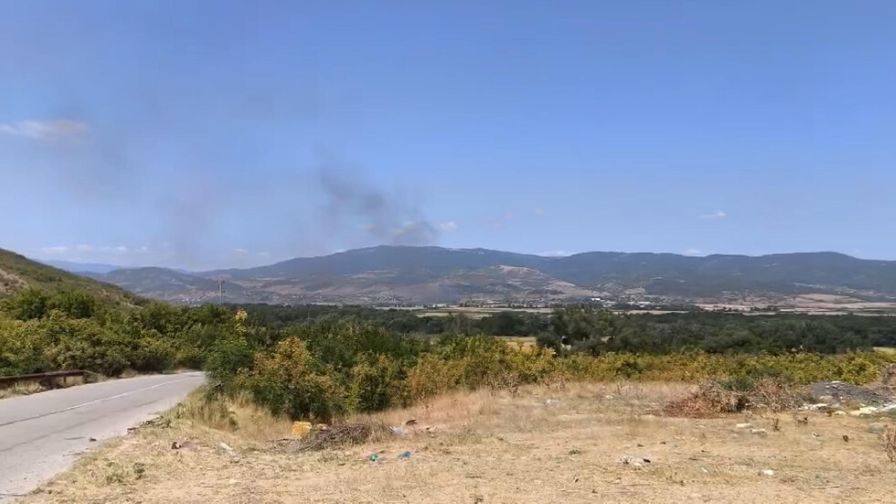 Голям пожар временно затвори Подбалканския път край Сливен
