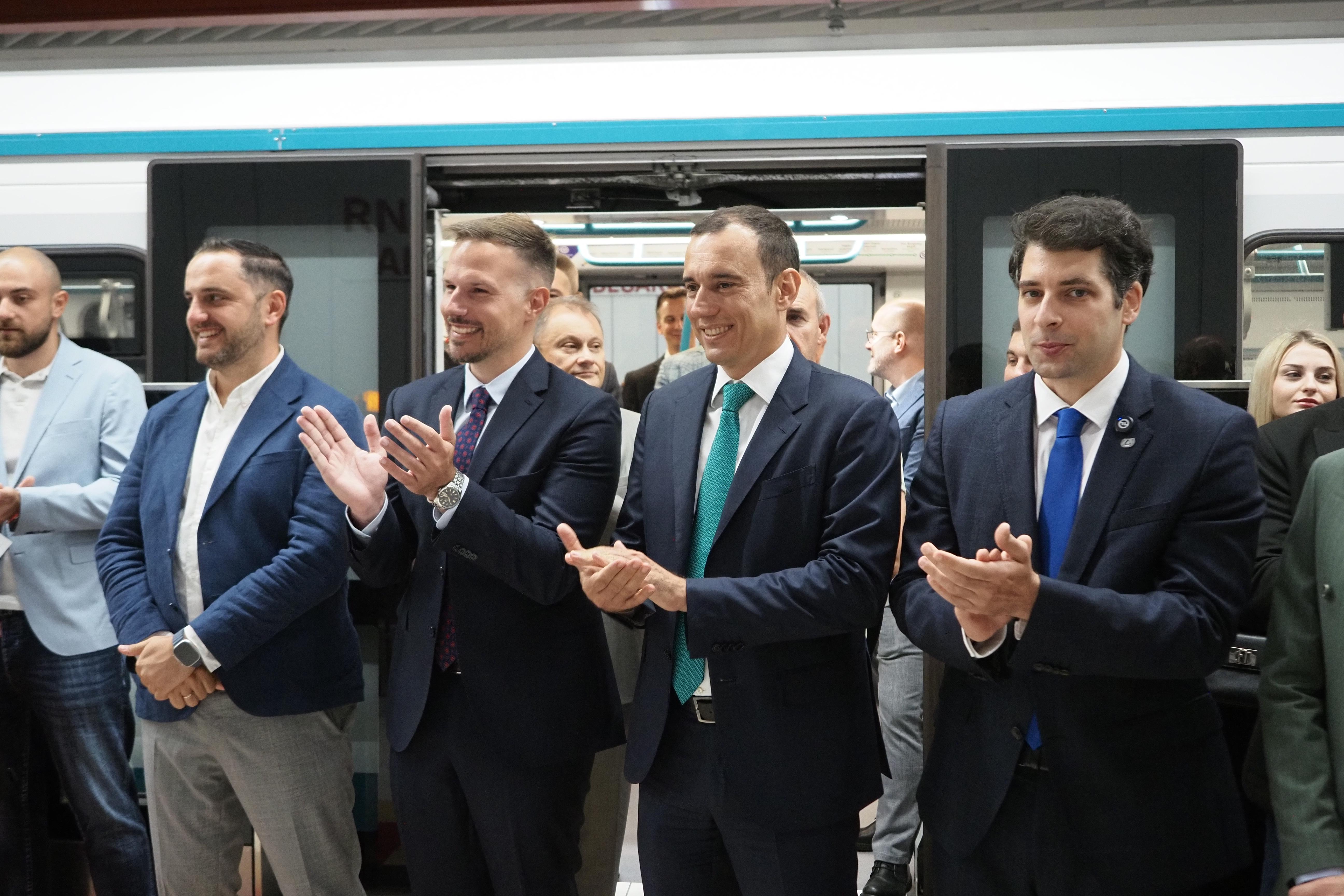 <p>Софийското метро се разширява с още близо 3 километра. От днес, 14 август, влаковете по линия 3 вече превозват пътници по новия участък от станция &bdquo;Хаджи Димитър&ldquo; до кв. &bdquo;Левски Г&ldquo;</p>