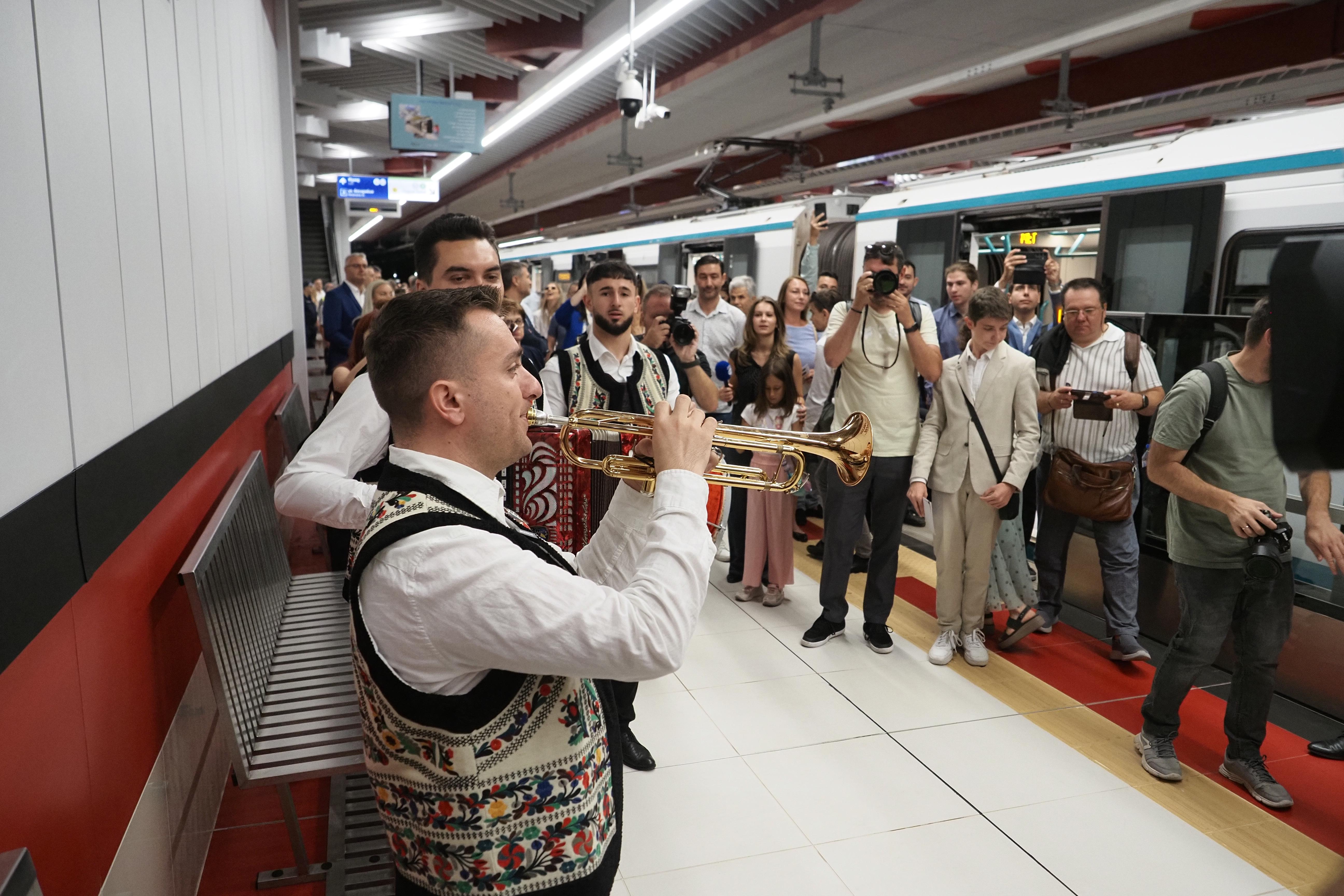 <p>Софийското метро се разширява с още близо 3 километра. От днес, 14 август, влаковете по линия 3 вече превозват пътници по новия участък от станция &bdquo;Хаджи Димитър&ldquo; до кв. &bdquo;Левски Г&ldquo;</p>