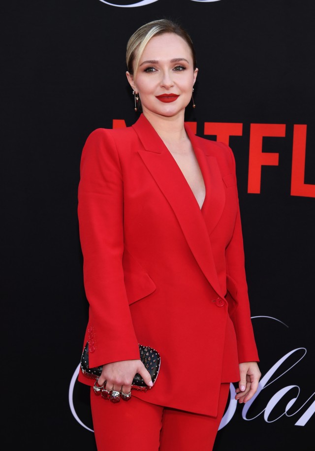 <p>Актрисата Хейдън Панетиър, станала световноизвестна с участието си в сериалите &bdquo;Герои&ldquo; и &bdquo;Нашвил&ldquo;, е починала внезапно на 36-годишна възраст. Тъжната новина бе потвърдена пред медиите от нейния баща, като за момента не се съобщават подробности около причините за смъртта или обстоятелствата около трагичното събитие.</p>