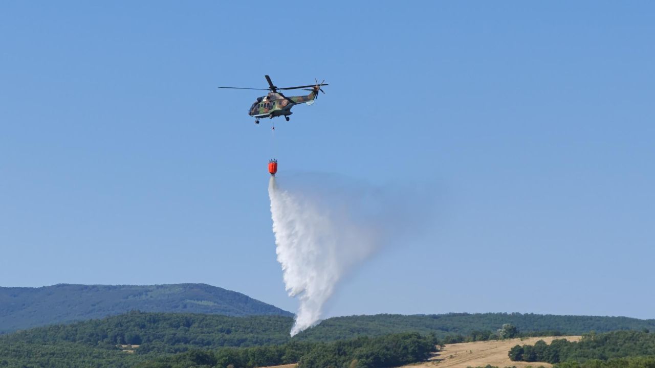 <p>Военнослужещи от Сухопътните войски, пожарникари, горски служители и доброволци продължават битката с огнения ад между котленските села Медвен и Градец. Докато екипите гасяха големия пожар от 20 август, нов пожар избухна от импровизирано сметище в края на село Градец, но бързата реакция на огнеборците предотврати навлизането на пламъците в дворовете на хората.</p>