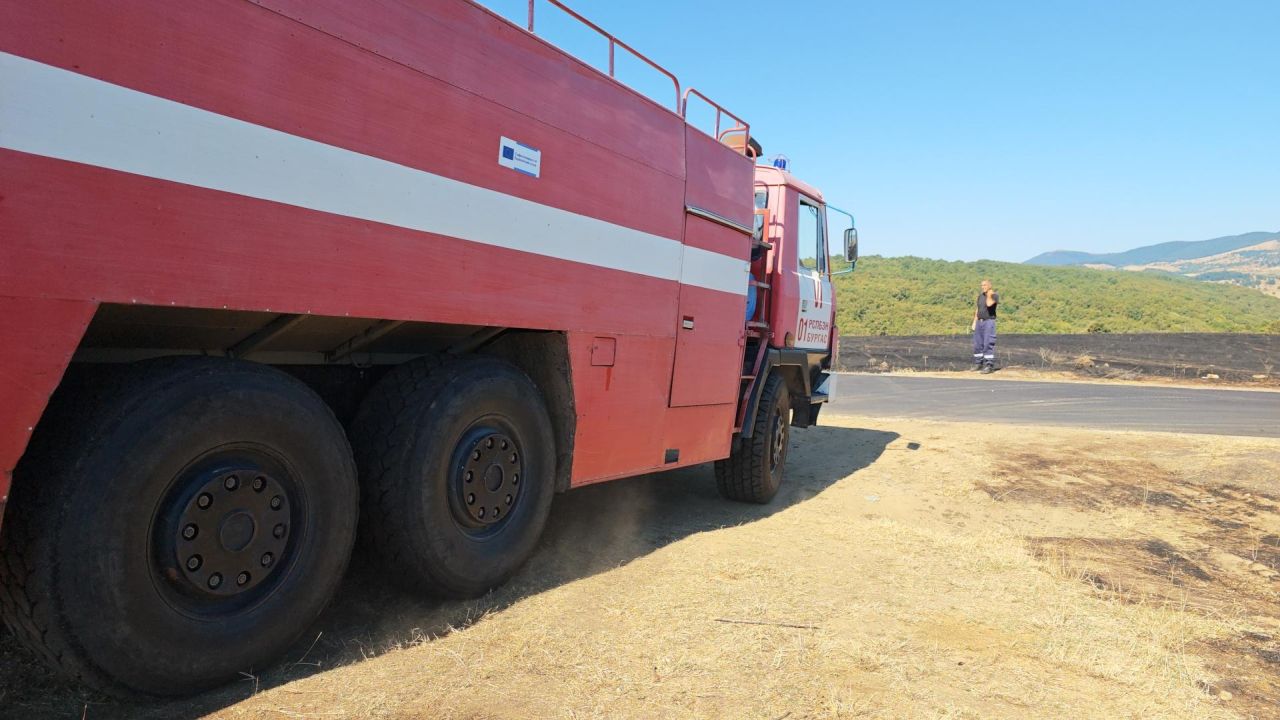<p>Военнослужещи от Сухопътните войски, пожарникари, горски служители и доброволци продължават битката с огнения ад между котленските села Медвен и Градец. Докато екипите гасяха големия пожар от 20 август, нов пожар избухна от импровизирано сметище в края на село Градец, но бързата реакция на огнеборците предотврати навлизането на пламъците в дворовете на хората.</p>