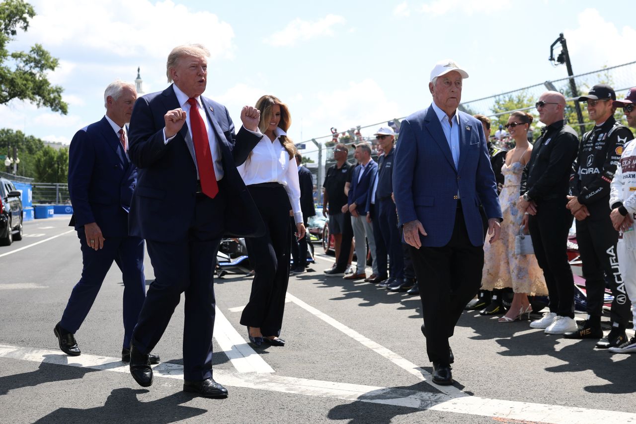 <p>Кадри с президента Доналд Тръмп и първата дама Мелания от неделното състезание &bdquo;Freedom 250 Grand Prix&ldquo; във Вашингтон предизвикаха дискусии в интернет, като редица потребители в социалните мрежи спекулират относно някои видимо напрегнати моменти между двойката</p>