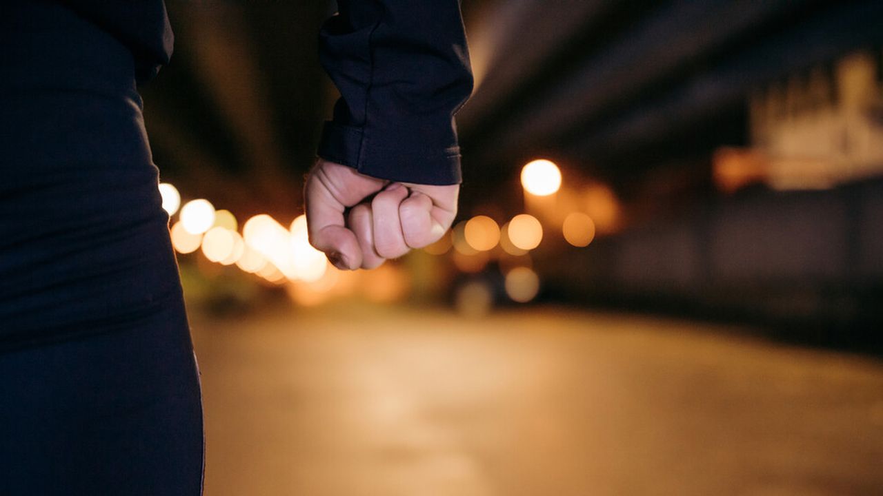 Жестока агресия в двора на училище: 10 маскирани пребиха момче заради футболна фланелка