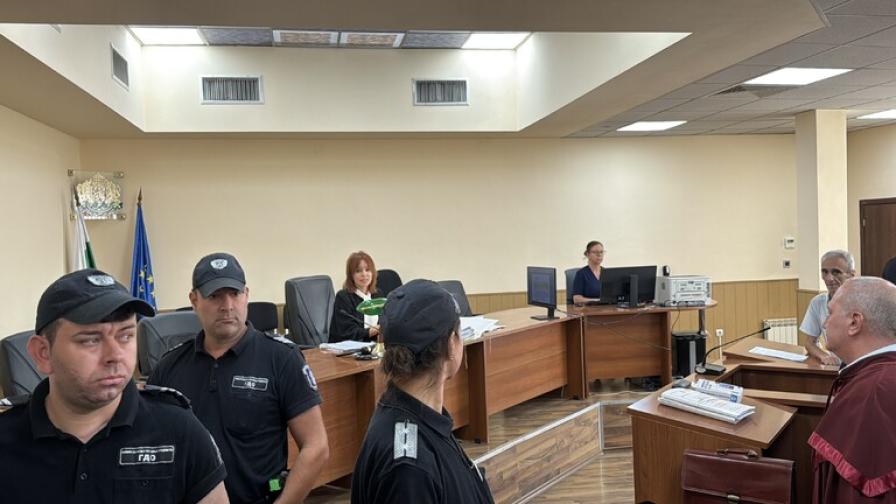 Тийнейджърите, обвинени вчера за убийството в Пловдив, остават в ареста