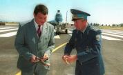 Пловдив (30 август 2001) Министърът на отбраната Николай Свинаров (вляво) и началникът на Генералния щаб Михо Михов прерязаха лентата и откриха новата самолетна писта в авиобаза "Граф Игнатиево" край Пловдив. Според военните специалисти на пистата могат да кацат всички видове военни и транспортни самолети