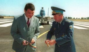 Пловдив (30 август 2001) Министърът на отбраната Николай Свинаров (вляво) и началникът на Генералния щаб Михо Михов прерязаха лентата и откриха новата самолетна писта в авиобаза "Граф Игнатиево" край Пловдив. Според военните специалисти на пистата могат да кацат всички видове военни и транспортни самолети