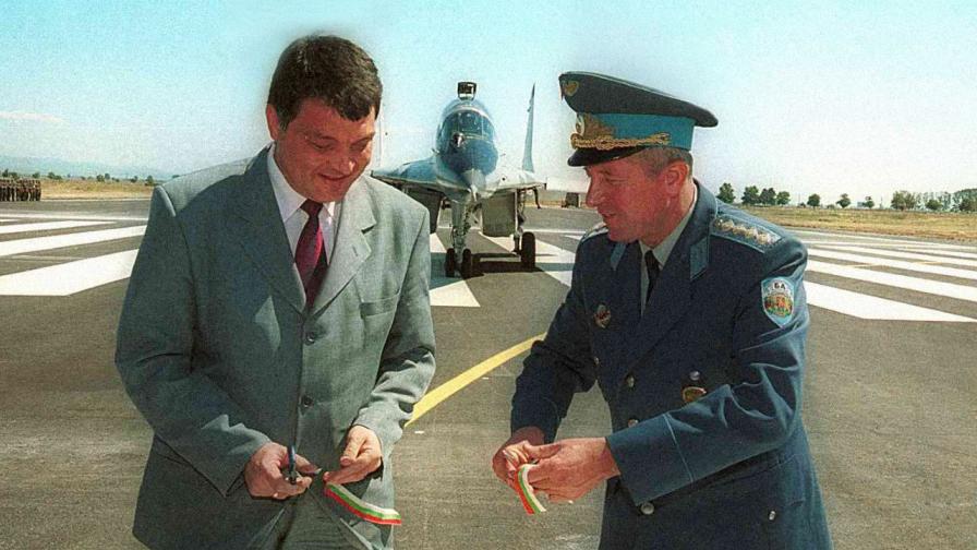 Пловдив (30 август 2001) Министърът на отбраната Николай Свинаров (вляво) и началникът на Генералния щаб Михо Михов прерязаха лентата и откриха новата самолетна писта в авиобаза "Граф Игнатиево" край Пловдив. Според военните специалисти на пистата могат да кацат всички видове военни и транспортни самолети