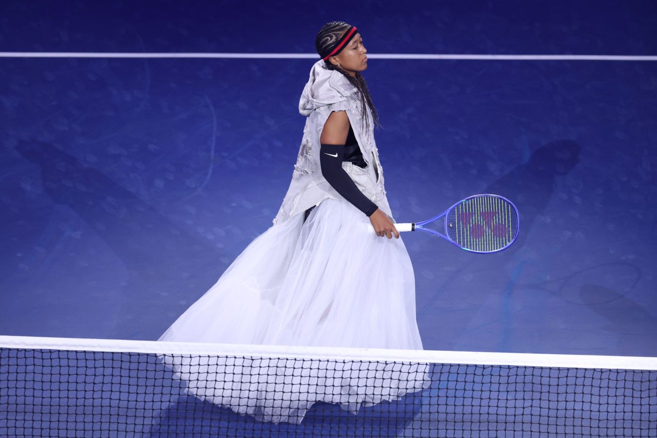 <p>Четирикратната шампионка от Големия шлем шокира феновете на US Open с роба от вестникарски заглавия и екип в стил Алън Айвърсън. Японката премина през труден мач срещу Захарова и обеща още модни изненади в следващия кръг.</p>