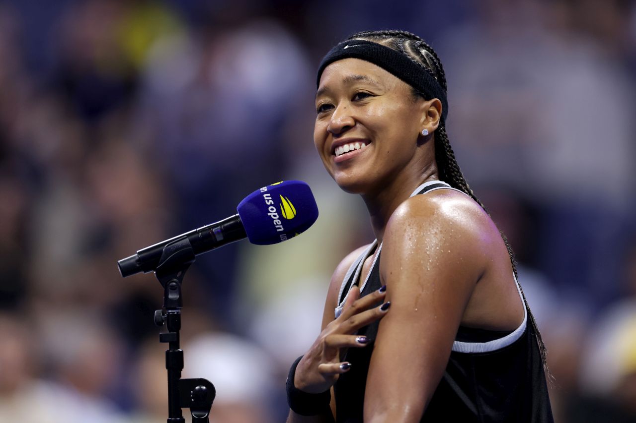 <p>Четирикратната шампионка от Големия шлем шокира феновете на US Open с роба от вестникарски заглавия и екип в стил Алън Айвърсън. Японката премина през труден мач срещу Захарова и обеща още модни изненади в следващия кръг.</p>