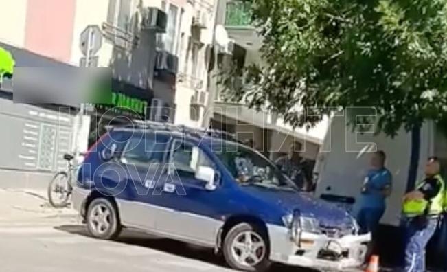 Кола се вряза в магазин във Варна, пострадала е жена