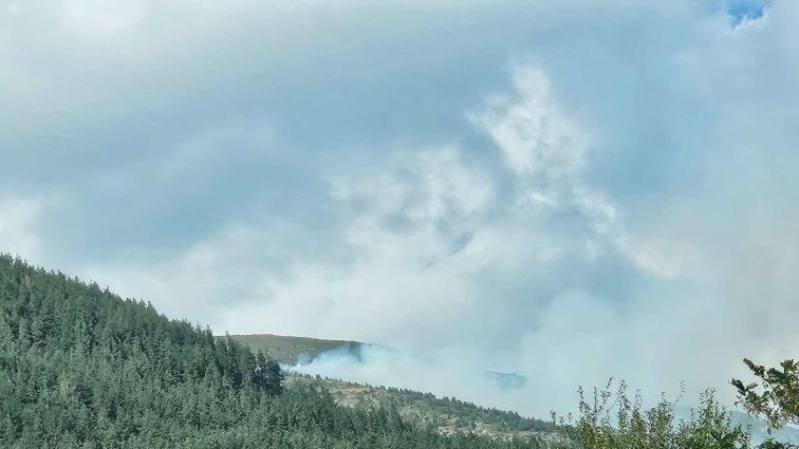Военен хеликоптер се включи в гасенето на пожара над село Антон