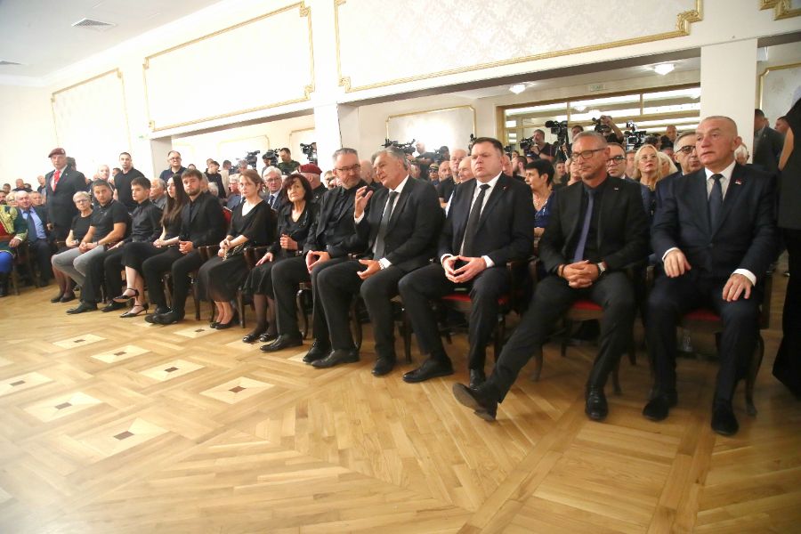 <p>Сърбия се сбогува с Ратко Младич.</p>