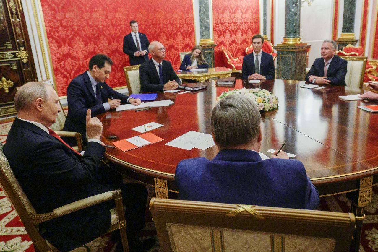 <p>Уиткоф и Къшнър се срещнаха с Путин в Москва за мирни преговори за Украйна.</p>