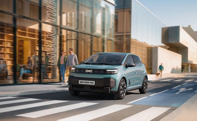 Новата платформа RG-EV на Renault е направила автомобила с 15 см по-дълъг и 18 см по-широк от предшественика си, което ще рече 3,85 м дължина и 1,74 м широчина.