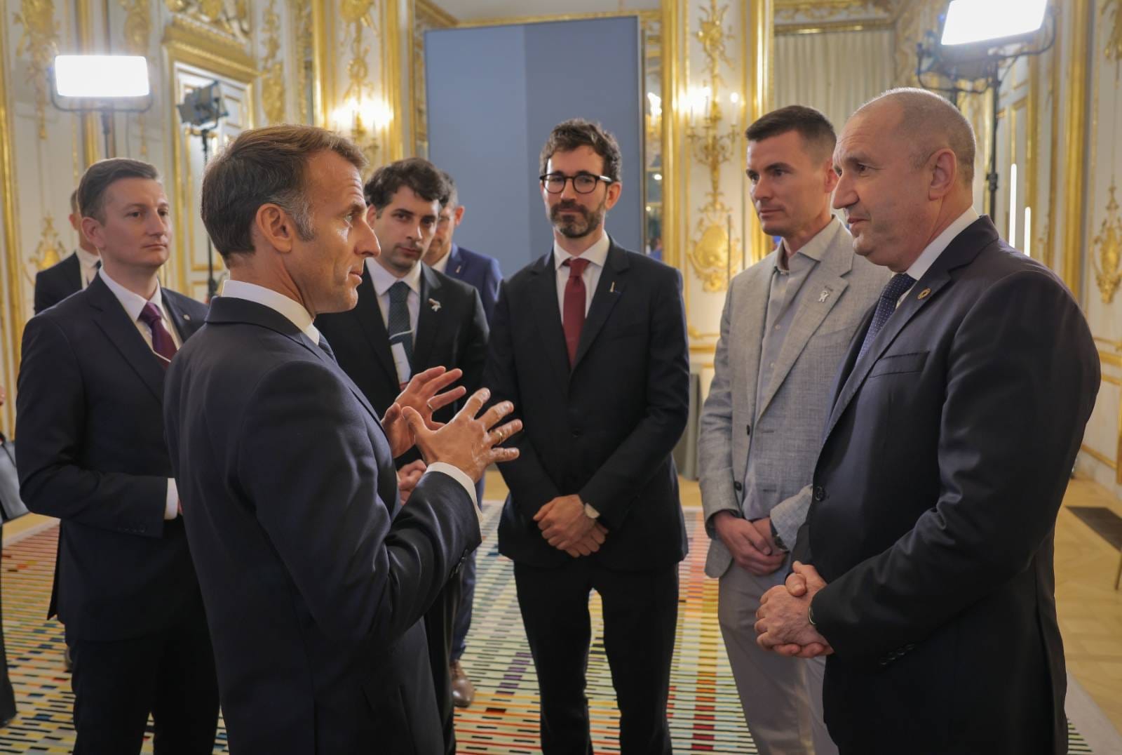 <p>Румен Радев се срещна с Еманюел Макрон в Елисейския дворец.</p>