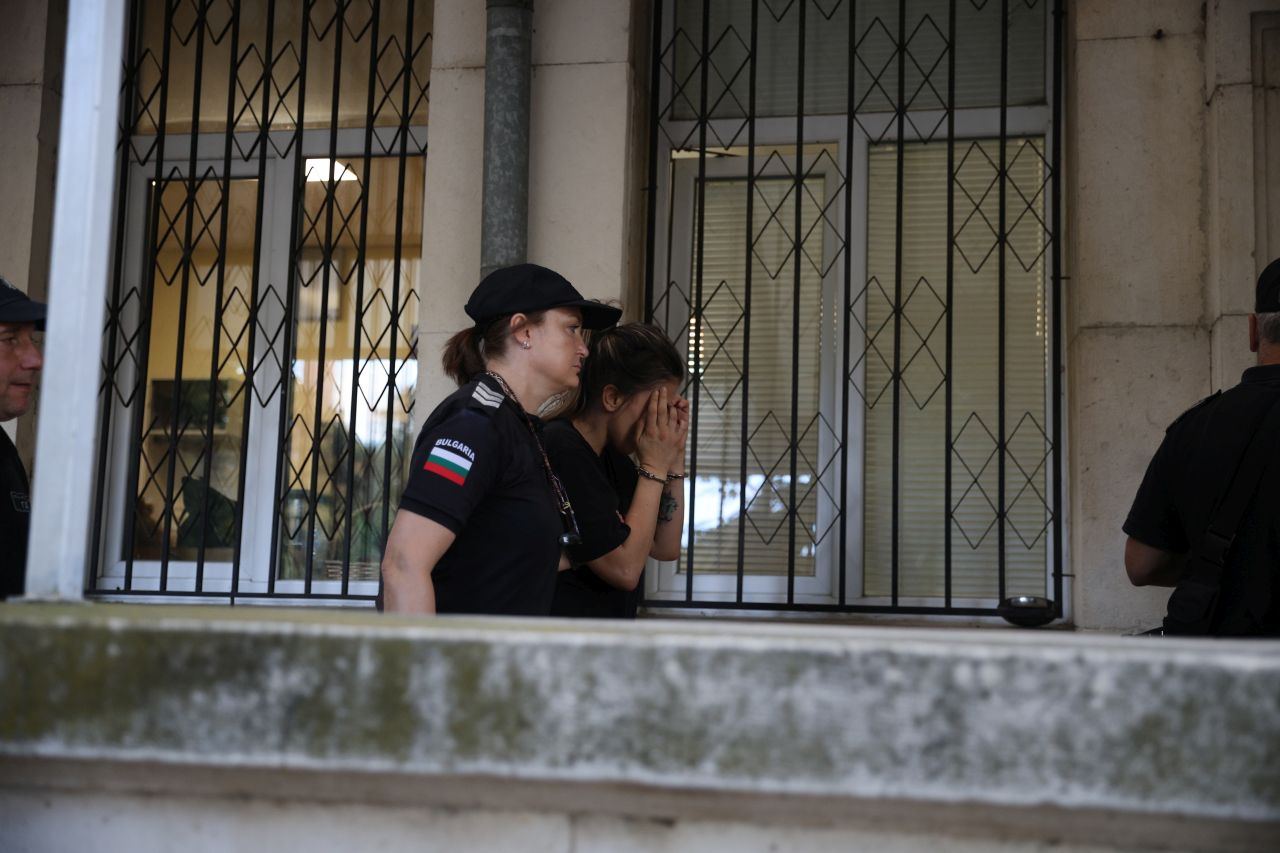 <p>33-годишната жена, обвинена за убийството на 1-годишно дете във Варна, скри лицето си от медиите по време на заседанието в Апелативния съд.</p>