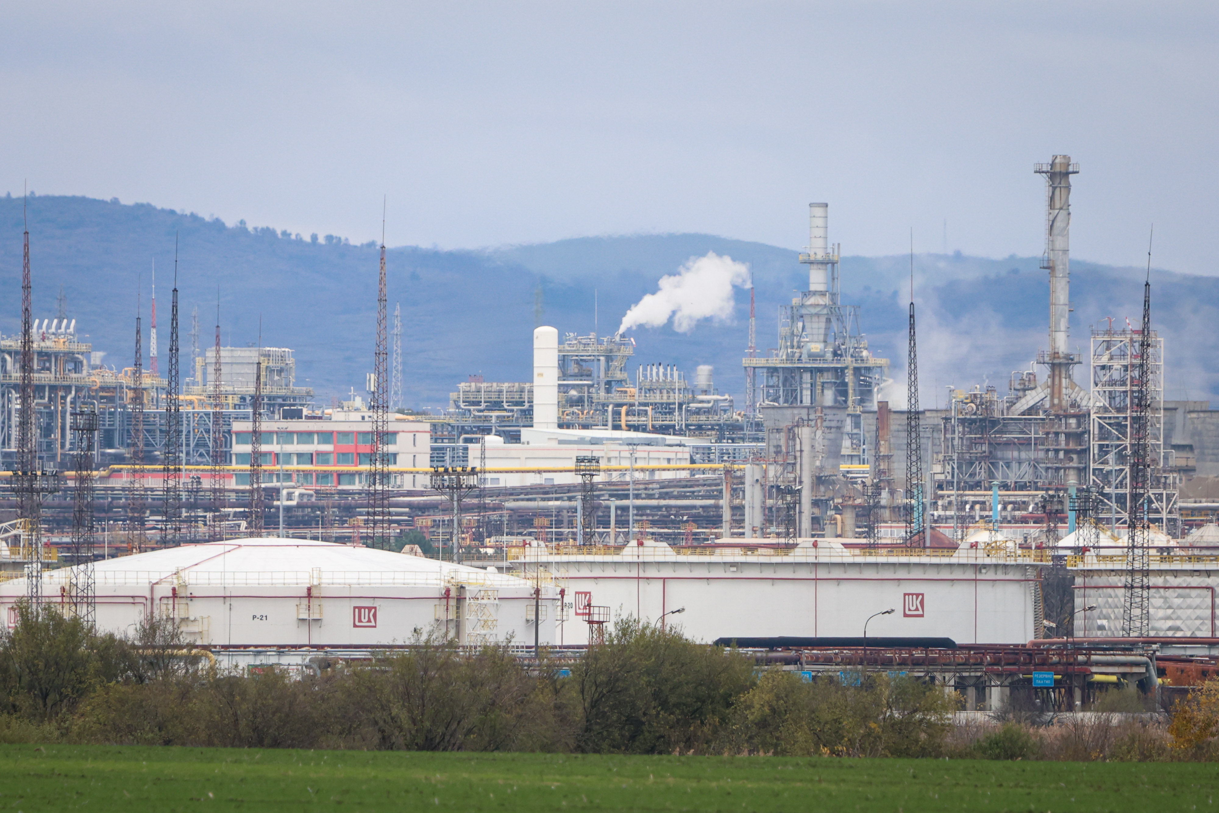 РИОСВ проверява „Лукойл Нефтохим“ след близо 40 сигнала за миризма в Бургас