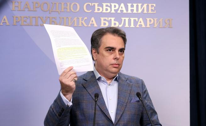 Асен Василев пита: Защо Илияна Йотова е помилвала „петричкия Ескобар“ 10 години преди края на присъдата му
