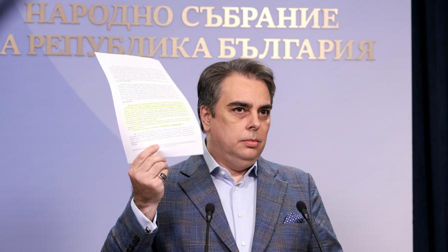 Председателят на парламентарната група на „Продължаваме промяната“ Асен Василев дава изявление пред медиите в Народното събрание