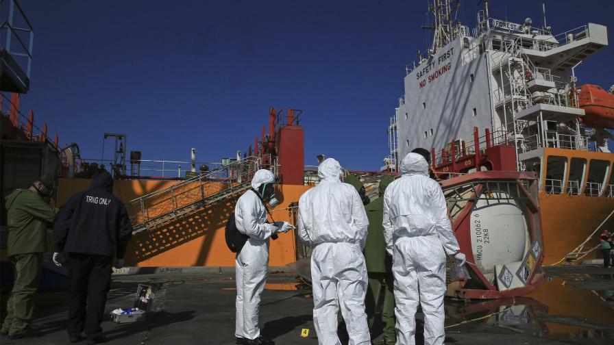 Експерти изследват резервоар след експлозия на токсичен газ в йорданското пристанище Акаба на Червено море на 28 юни 2022 г.
