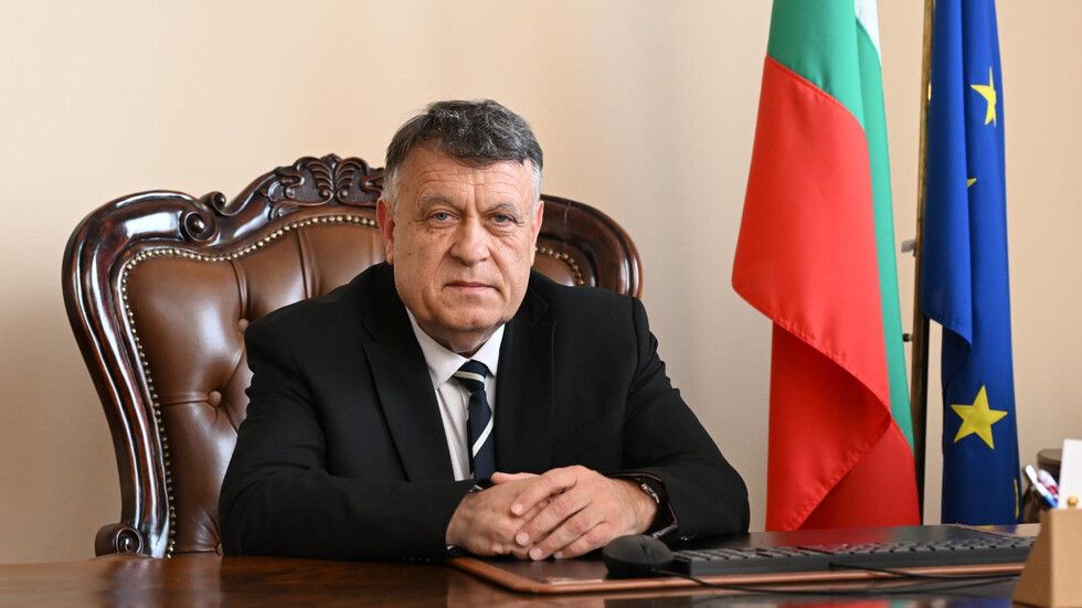 Просветният министър към учениците: Бъдете любопитни и не се страхувайте да грешите