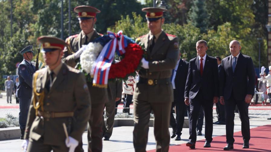 СНИМКИ: С военни почести - Румен Радев...