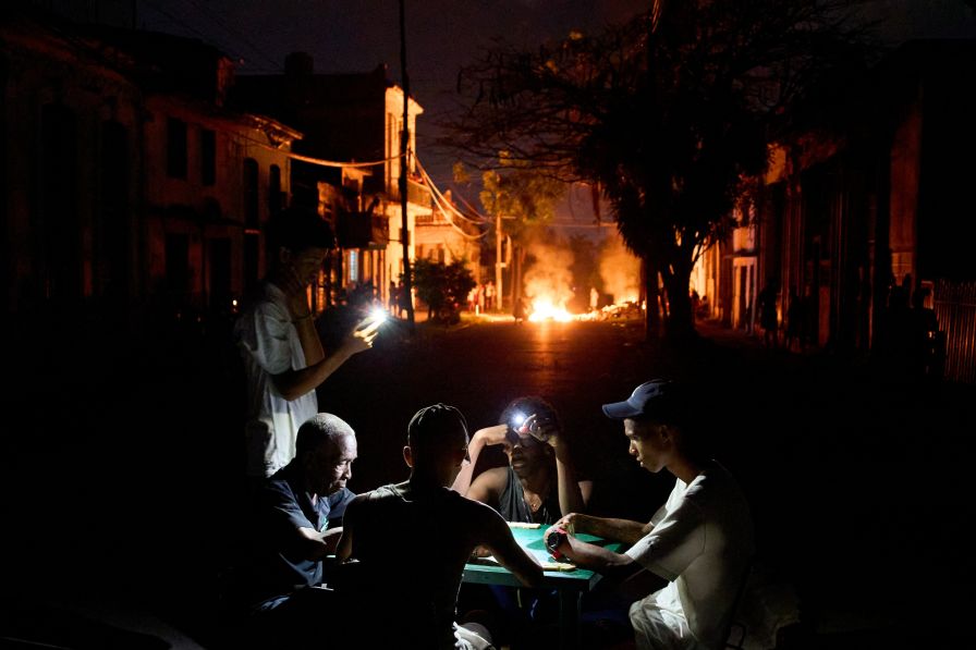 Куба възстанови електропреносната мрежа, токът обаче продължава да спира