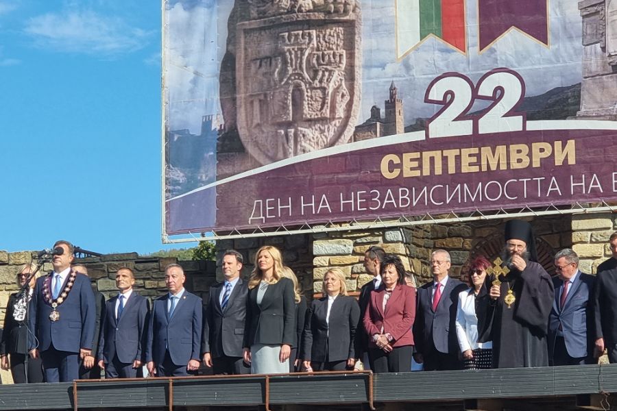 <p>С военен ритуал на крепостта &bdquo;Царевец&ldquo; във Велико Търново беше издигнато националното знаме в чест на 118 години от Независимостта на България.</p>