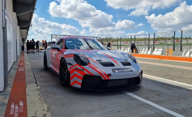 Porsche 911 Challenge е първата и най-лесна крачка в света на пистовите състезания. Марката подготвя тази кола за хората с достатъчно дълбоки джобове, които искат да започнат кариера на пистата.